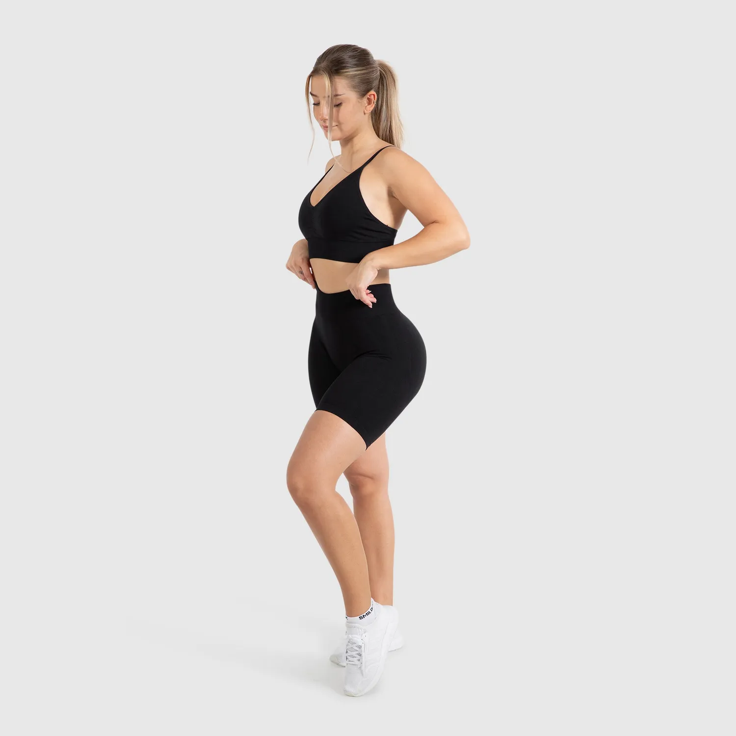 Smilodox Cetrina Scrunch Shorts Damen schwarz seamless