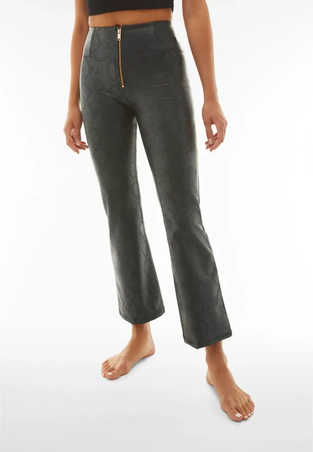 Freddy WR.UP Snake Flare Cropped Kunstlederhose Blue Push-up