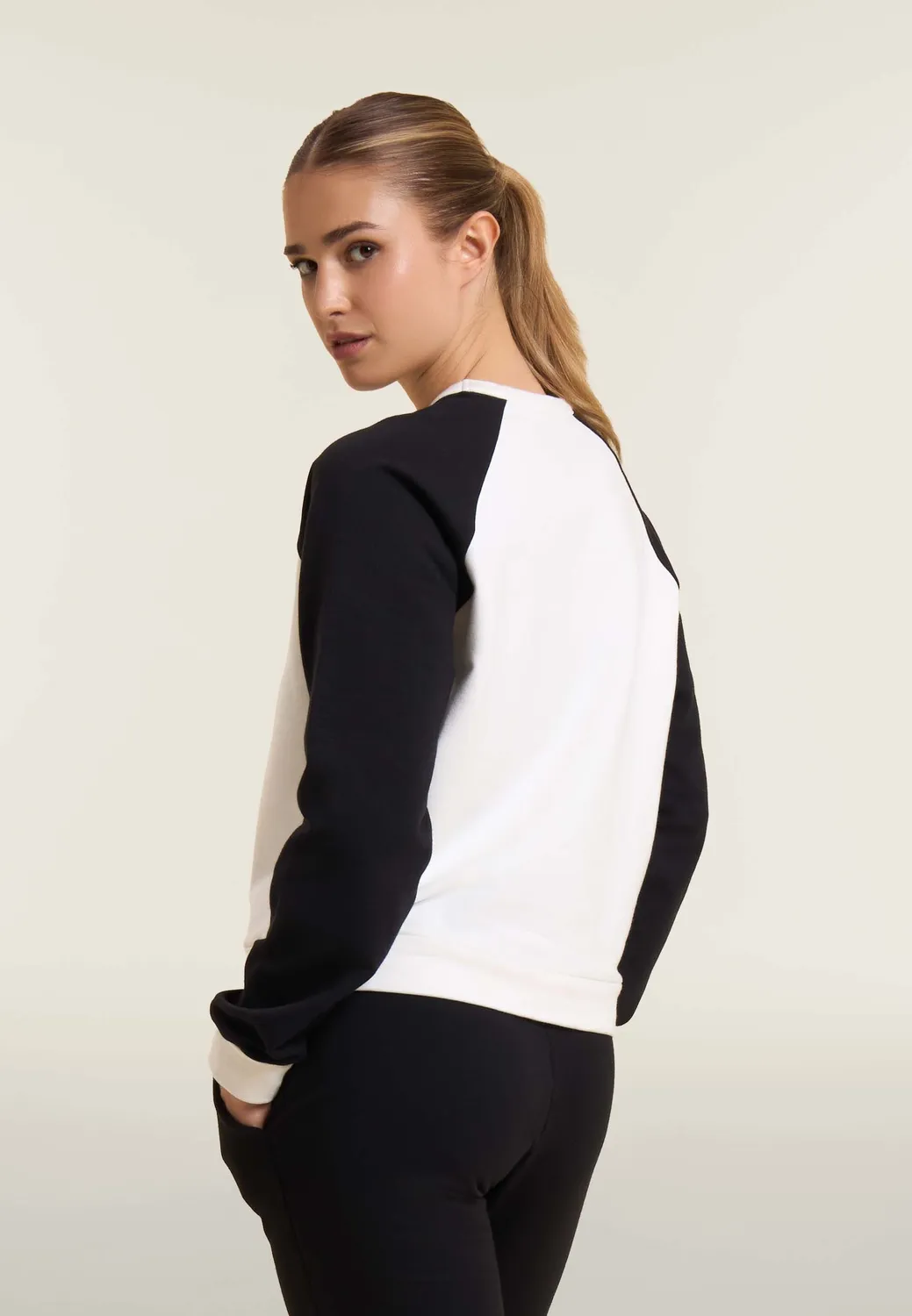 Freddy Cropped Bicolore Raglan Hoodie Coconut Milk-Black Baumwolle